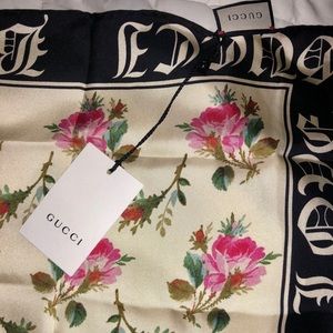Gucci “Blind for love” silk scarf